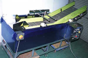 食品原料を自動搬送・味付けライン・各種キャッパーや充填機・殺菌ライン・廃棄物の搬送ラインなどを設計製作します。もちろん修理や改造も対応します。