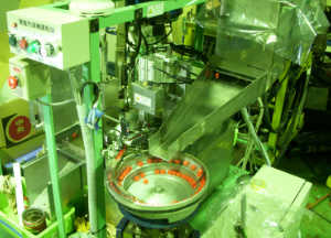 食品原料を自動搬送・味付けライン・各種キャッパーや充填機・殺菌ライン・廃棄物の搬送ラインなどを設計製作します。もちろん修理や改造も対応します。